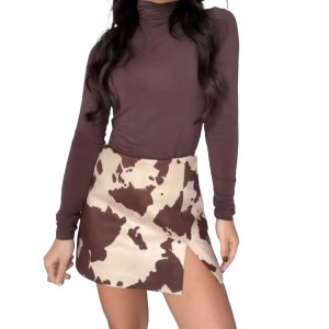 Vrolijke short met een speels bruine en witte print.